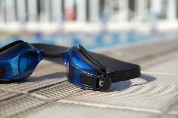 Gafas para nadar en una piscina — Foto de Stock