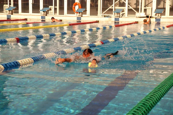 Schwimmer im Schwimmbad — Stockfoto