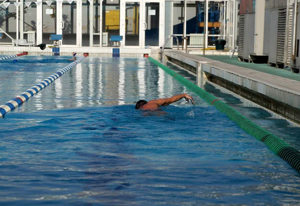 Nageur dans la piscine — Photo