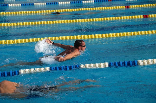 Schwimmer im Schwimmbad — Stockfoto