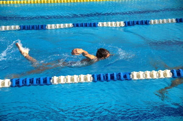 Calor de crianças na piscina — Fotografia de Stock