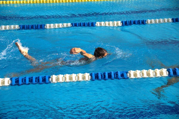 Calore dei bambini in piscina — Foto Stock