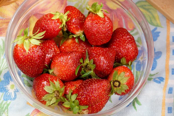 Fragola fresca in una insalatiera trasparente — Foto Stock