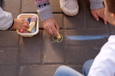 Adet tebeşir çizerek Şehir Parkı içinde asfalt üzerinde