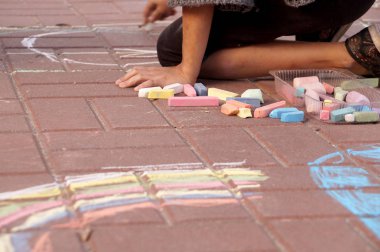 Adet tebeşir çizerek Şehir Parkı içinde asfalt üzerinde