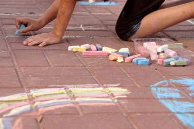 Adet tebeşir çizerek Şehir Parkı içinde asfalt üzerinde