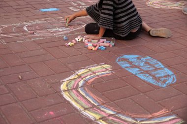 Adet tebeşir çizerek Şehir Parkı içinde asfalt üzerinde