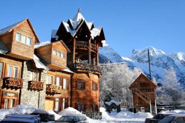 Kafkasya dağlarında ahşap otel