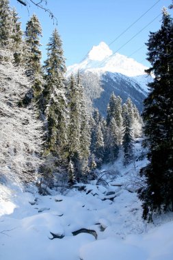 Kafkasya dağlarında dağ tepe