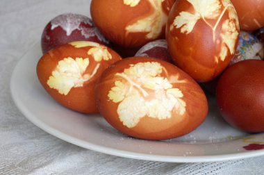 Çizim yaprak maydanoz ile renkli Paskalya yumurtaları