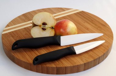 Bir kesme tahtası üzerinde seramik bıçaklar