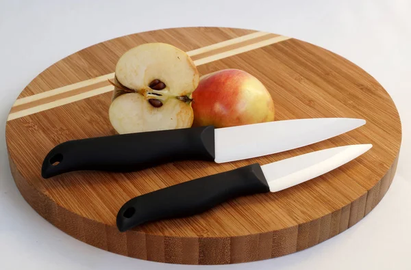 Bir kesme tahtası üzerinde seramik bıçaklar