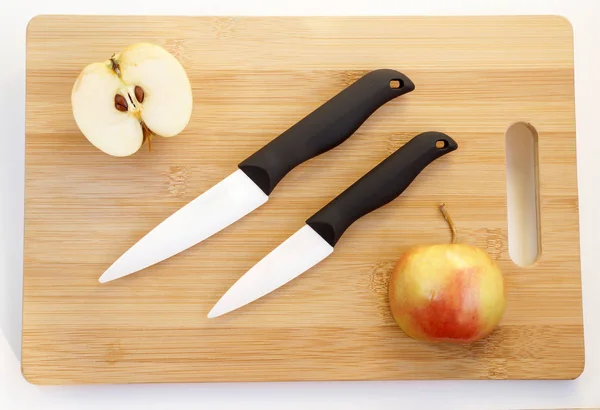Noże ceramiczne na deskę do krojenia — Zdjęcie stockowe