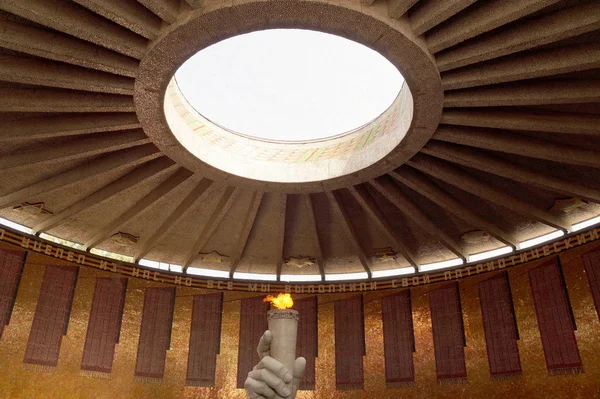 Вечный огонь и верхняя часть Зала Славы на Мамаеве К — стоковое фото