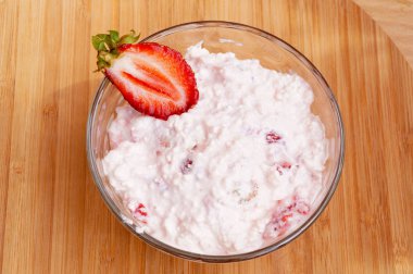 Berry curds çilek ile