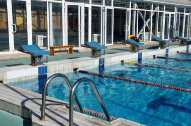 Curbstone havuza atlamak için