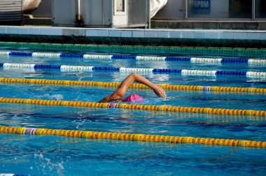 Havuzdaki kız yüzücü