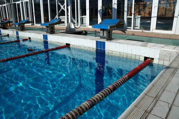 Ακρόλιθος πεζοδρόμιου για ένα άλμα στην πισίνα — Φωτογραφία Αρχείου