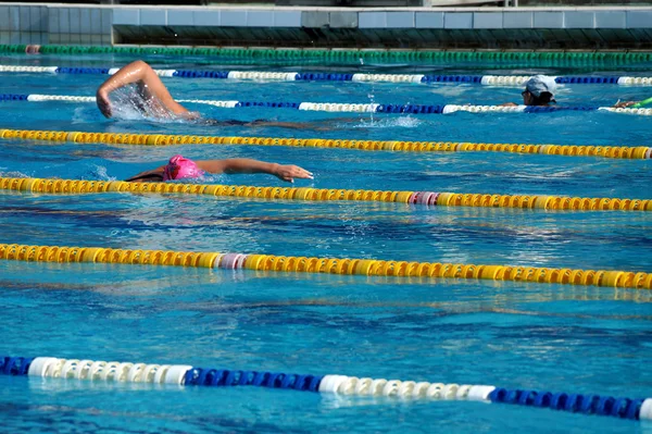 Niña nadadora en la piscina —  Fotos de Stock