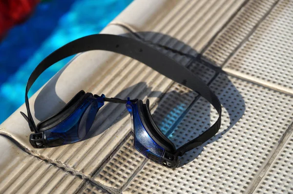 Gafas para nadar en una piscina — Foto de Stock