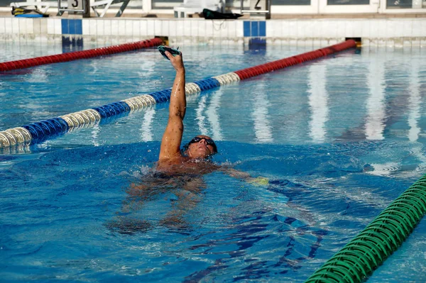 Swimmer in the swimming pool — Stock Photo, Image