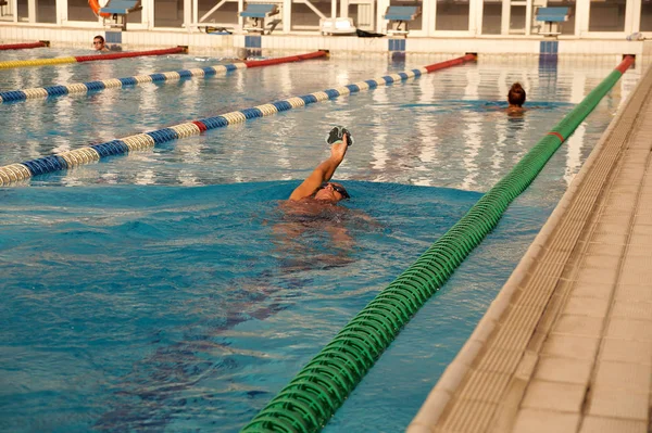 Swimmer in the swimming pool — Stock Photo, Image