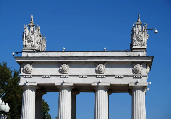 Rotunde und Lampen an der Böschung — Stockfoto