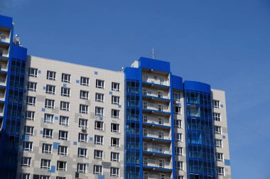 Yeni ev ile bir çok renkli granit döşeme kaplamalı