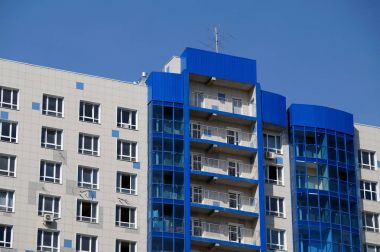 Yeni ev ile bir çok renkli granit döşeme kaplamalı