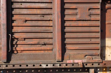 Tren arabanın paslı duvar