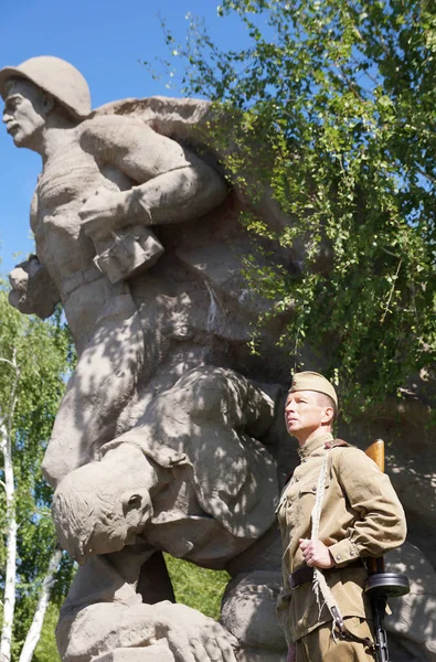 Fighter of Red Army in the form of times of World War II at a hi — Stock Photo, Image