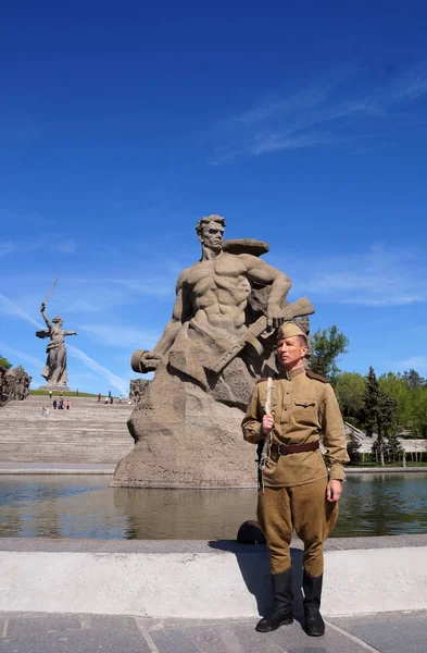 Боец Красной Армии в виде времён Второй мировой войны на высоту — стоковое фото