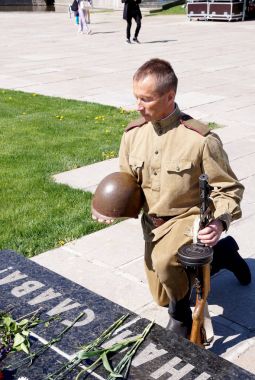 Kızıl Ordu savaş bir mezar taşı ile bir inscript, bir diz bükülmüş