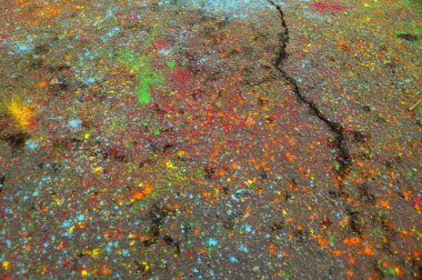 Boyalar bir festival sonra çok renkli asfalt