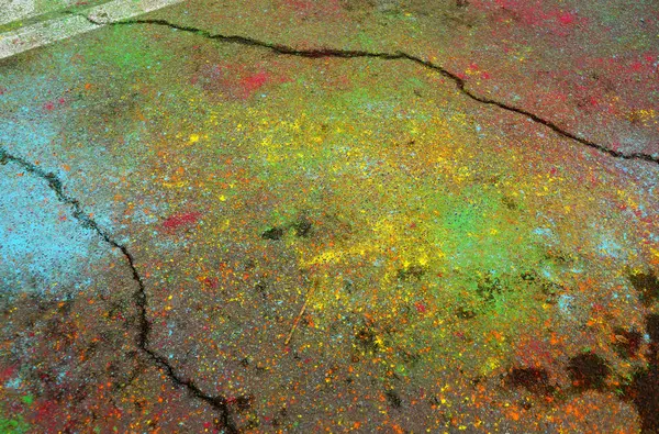 Asfalto multicolorido depois de um festival de tintas — Fotografia de Stock