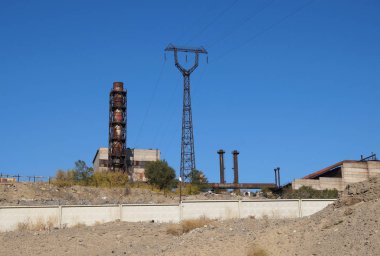 Fabrika bölgeyle bir boru ve bir güç hattı direği