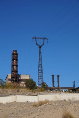 Fabrika bölgeyle bir boru ve bir güç hattı direği