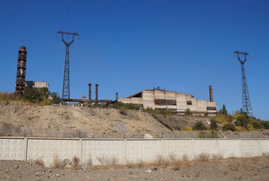 Fabrika bölgeyle bir boru ve bir güç hattı direği