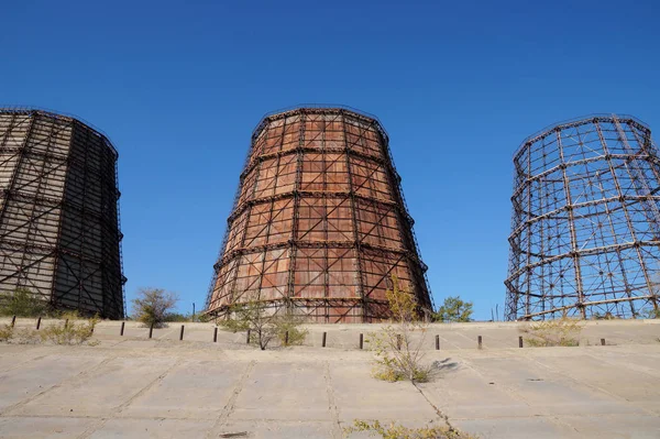 Koelers op het grondgebied van een industriële faciliteit — Stockfoto