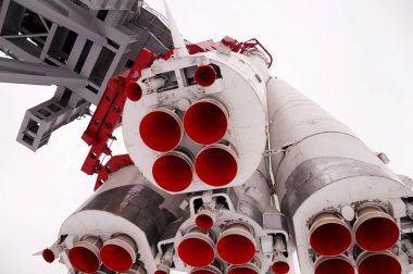 Uzay roketi Vostok Park'ta bir kaide üzerinde