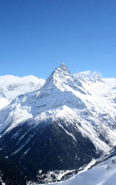 Bergdal in de bergen van de Kaukasus — Stockfoto