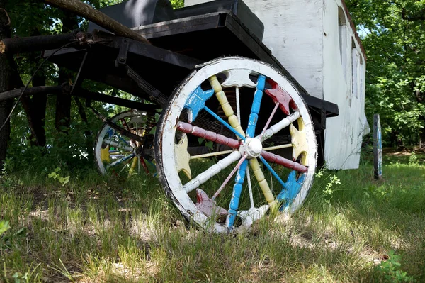 Originele zelfgemaakte wiel voor een kar — Stockfoto