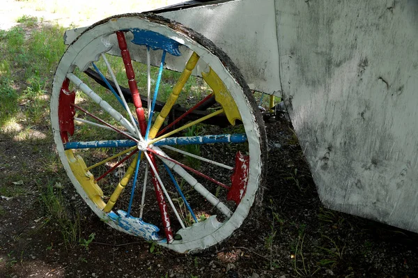 Originele zelfgemaakte wiel voor een kar — Stockfoto