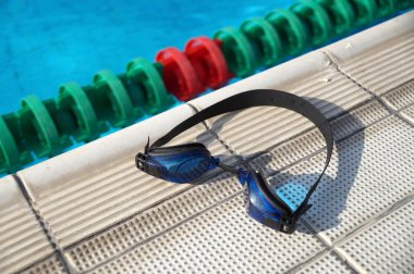Yüzme Havuzu tarafında gözlük