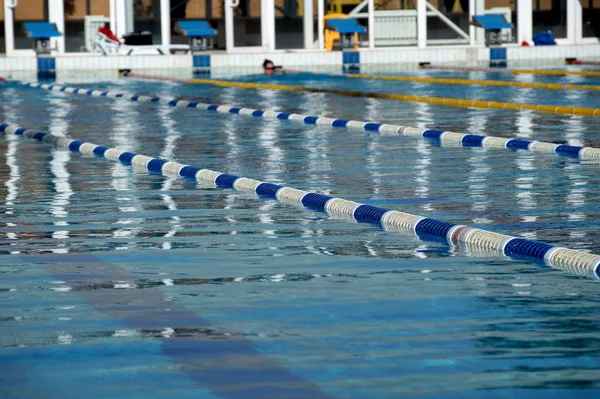 Wegweiser im großen Schwimmbad — Stockfoto