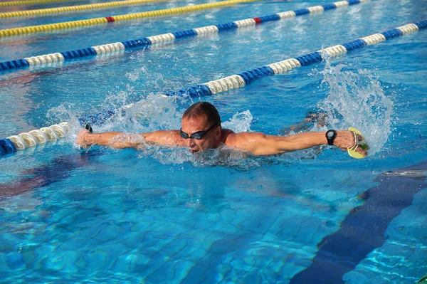 Nadador en la piscina —  Fotos de Stock