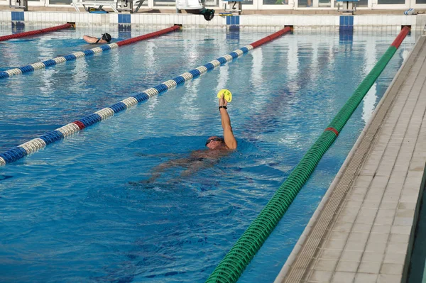 Swimmer in the swimming pool — Stock Photo, Image