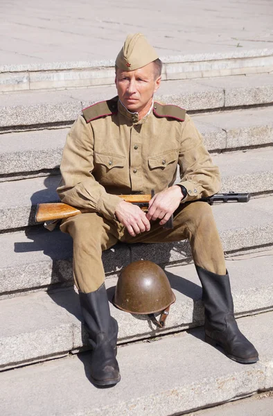 Soldado do Exército Vermelho na forma de tempos da Segunda Guerra Mundial — Fotografia de Stock