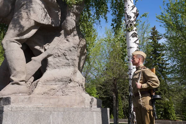 Combattant de l'Armée rouge sous la forme de temps de la Seconde Guerre mondiale à un salut — Photo