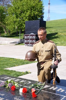 Kızıl Ordu savaş faturasındaki tarihi bir anıt, bir diz bükülmüş